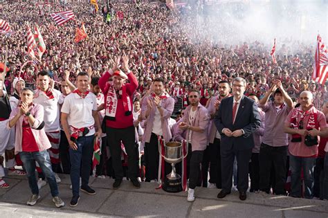 El otro lado de la fiesta del Athletic Unai Simón abrió una cerveza