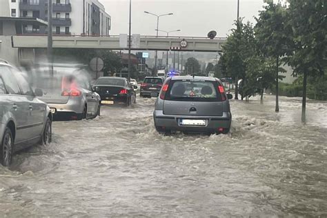 Haoti No U Banjoj Luci Jako Nevrijeme Potopilo Banjalu Ke Ulice Voda