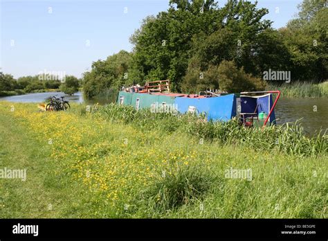 A narrow boat on the Thames in Swinford Oxfordshire Stock Photo - Alamy