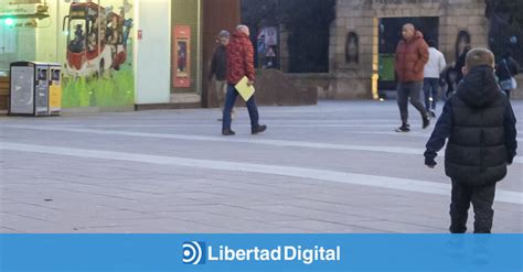 Solos descalzos y drogados así encontraron a dos niños de 18 meses y