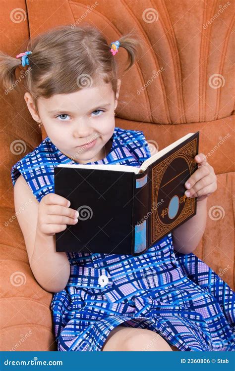 Livro De Leitura Da Menina Foto De Stock Imagem De Riso