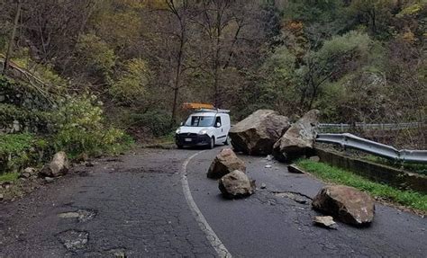 Grossi Massi Cadono Sulla Strada Tragedia Sfiorata Ad Acri