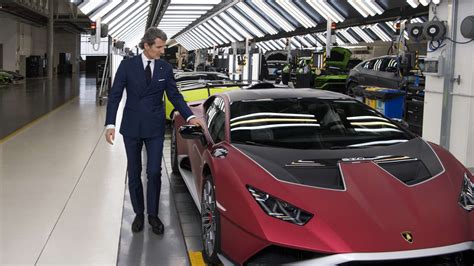 Lamborghini Chef spricht sich für E Fuels aus auf auch Porsche setzt