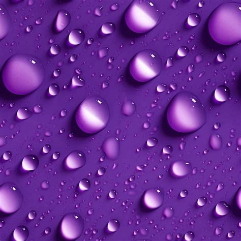 Gotas De Agua Sobre Un Fondo Morado Foto Premium