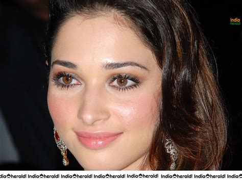 Red Hot Tamannaah Shows Her Milky White Midriff And Navel S