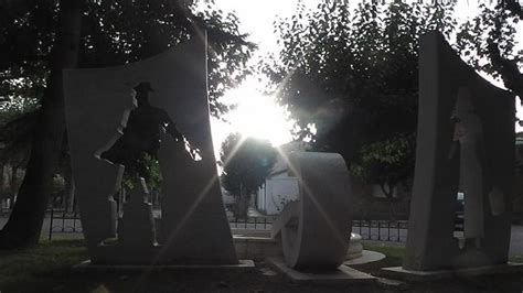 Reflejos Al Monumento Al Colono Carmelo Ontinar De Salz Zaragoza