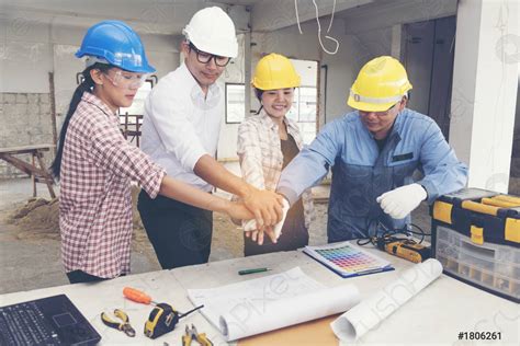 Trabajo en equipo de construcción estrechando la mano con foto de