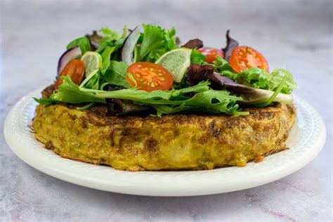 Tortilla de patata calabacín y cebolla morada con ensalada Sano