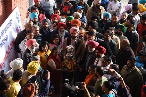 Warm welcome of Maulana Abul Kalam Azad Trophy at GNDU | Tehelka