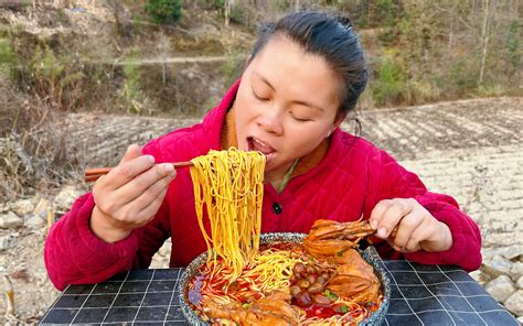 干完活，欧妹煮3个鸡腿一碗面，配上泡椒大口嗦面一人吃了一大碗 哔哩哔哩