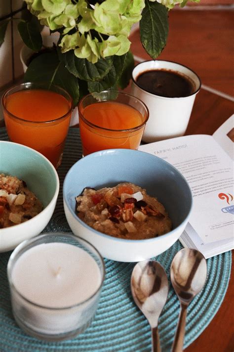 Овсянка с сухофруктами, ягодами, цукатами и орехами. Oatmeal with dried ...