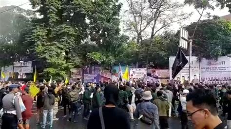 Mahasiswa Di Bandung Ribut Dengan Sesamanya Saat Demo Kenaikan Harga