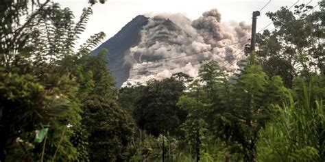 Gunung Merapi Kembali Luncurkan Awan Panas Hingga Meter Merdeka