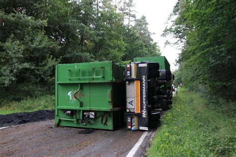 Pommersfelden Lkw Anhänger kippt um und verliert Ladung Bildergalerie