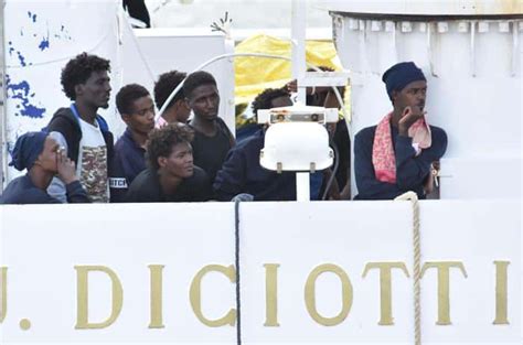 Messina Altri 200 Migranti Sbarcati Oggi Dalla Nave Diciotti Al Molo