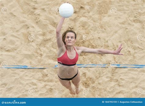 Vue De Dessus De Joueur De Volley ball Féminin De La Plage Au Service