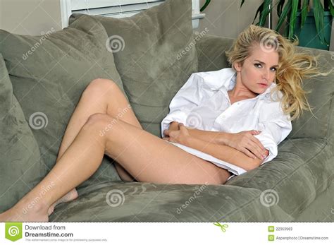 Jeune Femme Blonde Sexy Utilisant Seulement La Chemise Des Hommes Image Stock Image Du Divan