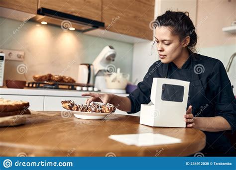 Joven Cocinera Profesional Prepara Deliciosos Pasteles En Su Cocina