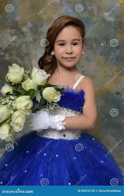 Fille Avec Un Bouquet Des Roses Dans Des Mains Photo Stock Image Du