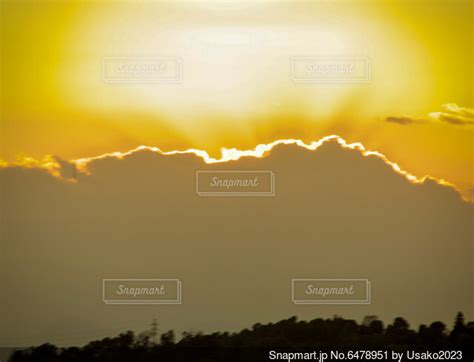 大きな雲に隠れる太陽の写真・画像素材 6478951 Snapmart（スナップマート）