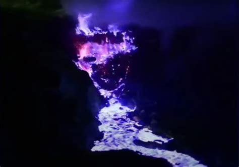 Descubrí el fascinante volcán de Indonesia que arroja lava azul