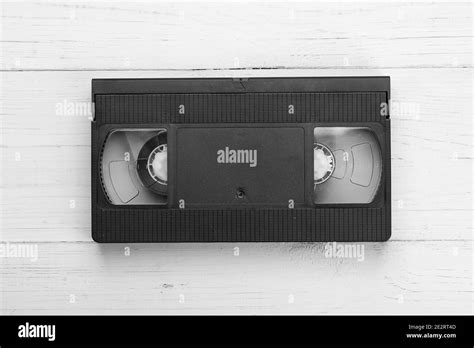 Cassette VHS des années 80 et 90 sur fond de bois blanc Design