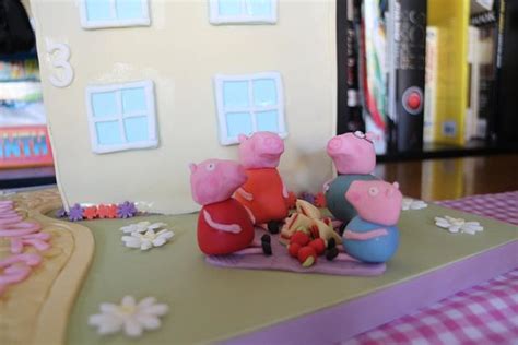 Peppa Pig House - Cake by Ermintrude's cakes - CakesDecor