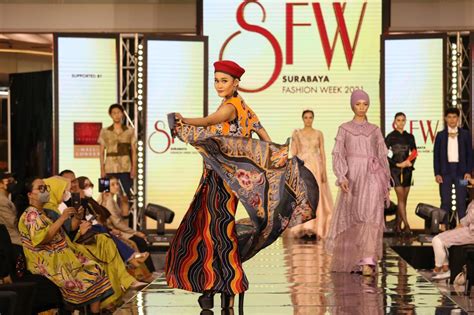 Foto Surabaya Fashion Week Geliatkan Industri Fashion Karya Umkm