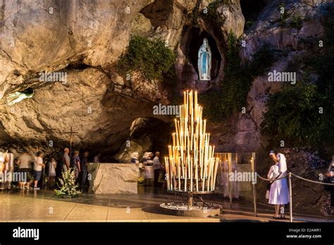 Francia Hautes Pyrenees Lourdes la gruta donde se apareció la Virgen