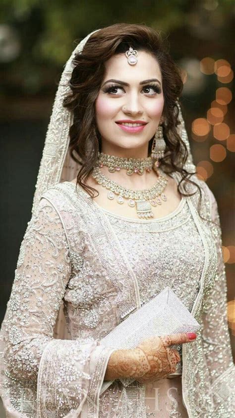 Pin By Haniya Malik On Bridal Fashion Pakistani Bridal Hairstyles