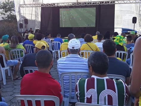 Telão para transmissão do jogo Brasil e Sérvia é montado no Centro de