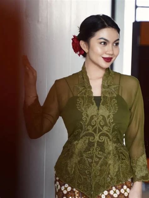 Cantik Dan Modern Dengan Kebaya Transparan Inspirasi Dari Ariel