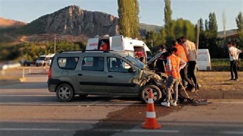 Tokat ta öğrenci servisi ile hafif ticari araç çarpıştı 13 yaralı