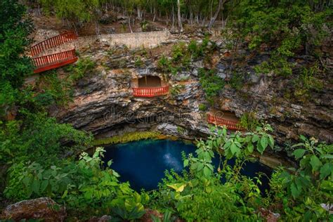 Cenote Ecoturistico X Cajum Con Agua Clara Azul M Xico Yucat N Foto De