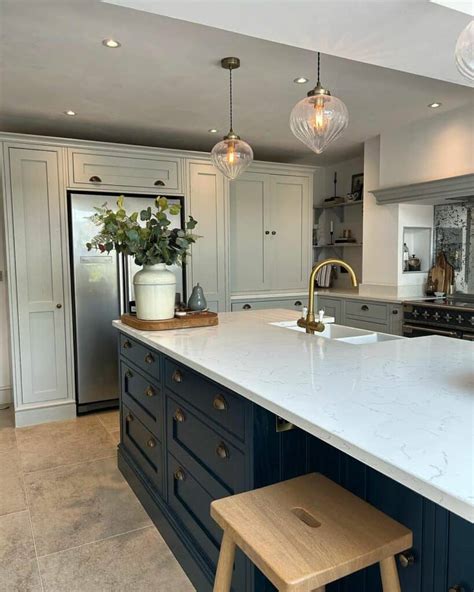 19 Examples Of Stunning White Kitchens With Blue Islands