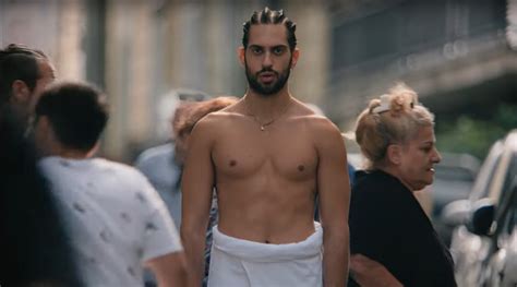 Mahmood A Napoli Per Il Video Di Cocktail D Amore Nel Backstage Le