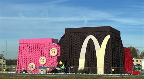 McDonald s w Ustroniu cały w wełnianym ubranku Stylizacja łączy się z