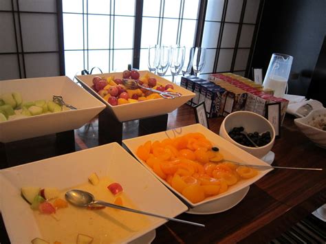 Worlds Within: Hilton Tokyo Executive Lounge Breakfast