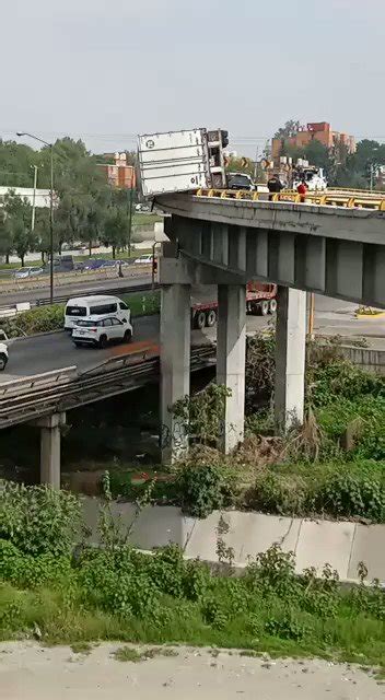 El Universal On Twitter Un Tráiler Que Volcó En El Puente De Salida Del Circuito Exterior