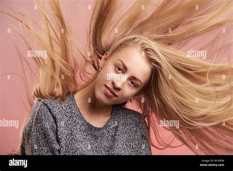 Femme blonde aux cheveux longs Banque de photographies et dimages à haute résolution Alamy