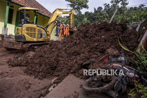 Proses Evakuasi Dan Pencarian Korban Longsor Di Sumedang Republika Online