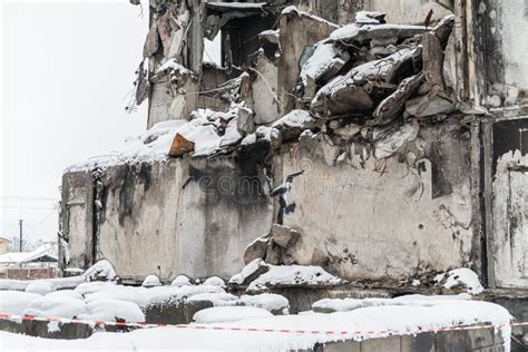 Graffito Di Una Ginnasta Bancese Sul Muro Di Una Casa In Guerra A