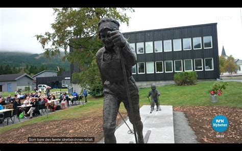 Statuen Av Ingrid Wigern S Avduket I Hemsedal Damenes Skiklubb