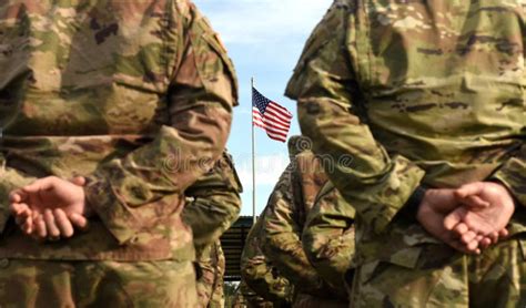 Soldados Estadounidenses Y Bandera De Ee Uu En Armas De Soldados Ej