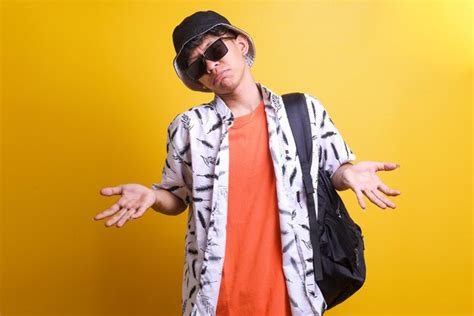 Premium Photo Clueless Asian Tourist Traveler Man In Summer Beach