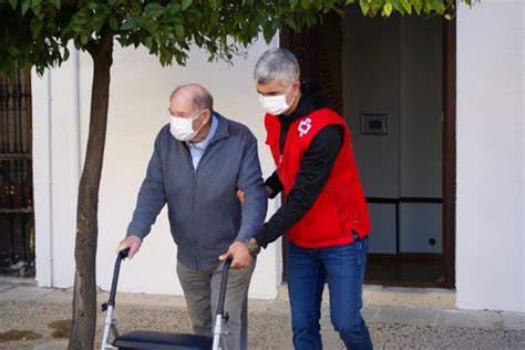 Más de 39 000 mayores reciben apoyo de Cruz Roja en Andalucía un 12