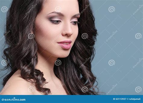 Mulher Atrativa Em Um Fundo Azul Imagem De Stock Imagem De Penoso