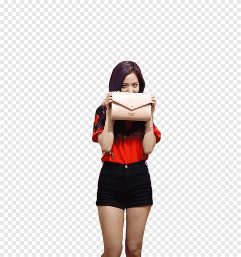 JISOO BLACKPINK mujer con camisa roja y pantalón negro con bolso png