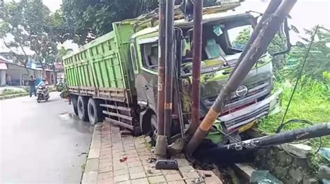 Ngeri Truk Tronton Rem Blong Tabrak Tiang Listrik Di Simpang Jambu Dua