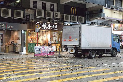 5米簷篷石屎塌墜旺角道 擊穿貨車傷人 兩男被捕 街舖職員：慶幸當時人車不多 20230703 要聞 每日明報 明報新聞網